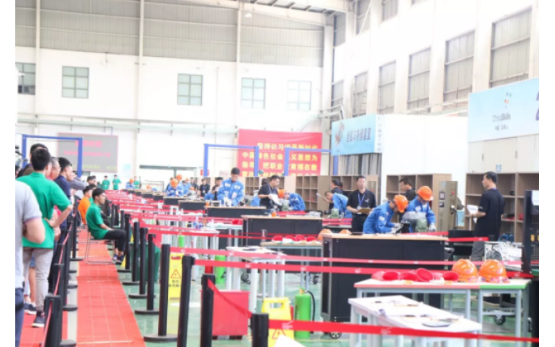 【群雄激戰(zhàn)】新能源汽車檢測(cè)與維修賽項(xiàng)“開戰(zhàn)”，風(fēng)向標(biāo)助力選手亮劍賽場(chǎng)